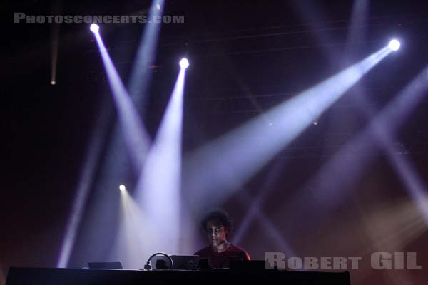 FOUR TET - 2014-06-05 - PARIS - Espace Charlie Parker - Grande Halle - 